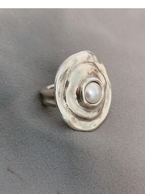 UNO de 50 Texcoco Silver Plated Ripple Ring with White Pearl Accent Size 7.5
